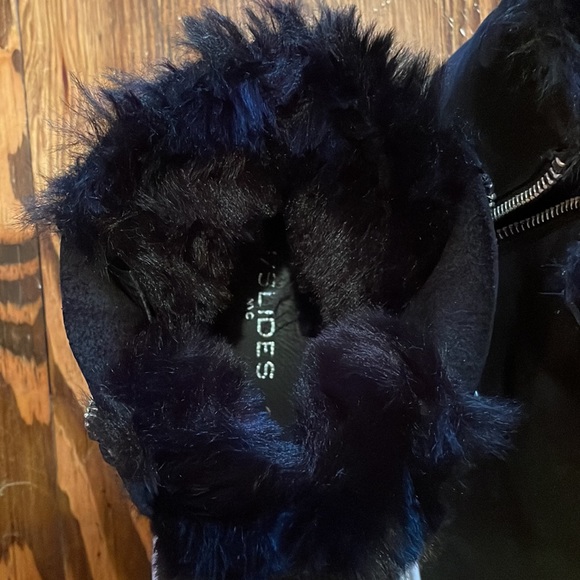 J Slides black booties with fur - Picture 2 of 3
